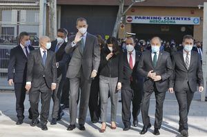 Un centenar de albaceteños reciben entre aplausos al rey Felipe VI en su llegada a la nueva Ciudad de la Justicia