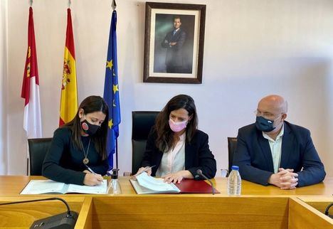 Firmados los protocolos para impulsar la construcción de residencias de mayores en Elche de la Sierra y Munera