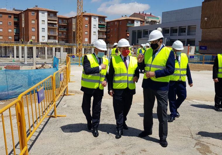 El presidente regional visita las obras del hospital de Albacete y el nuevo acelerador lineal del servicio de Radioterapia del CHUA