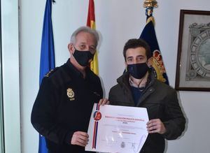 La Policía Nacional homenajea al joven albaceteño que le salvó la vida a una persona