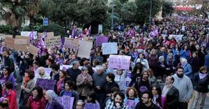 La mujer toma las calles para hacerse más visible que nunca con un punto de lectura continuada de literatura de mujer, un concurso de pintura e invasiones de danza