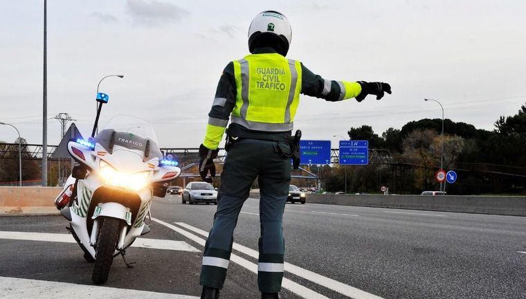 La reforma de Tráfico elimina desde este lunes el margen de 20 kilómetros para adelantar en carretera convencional