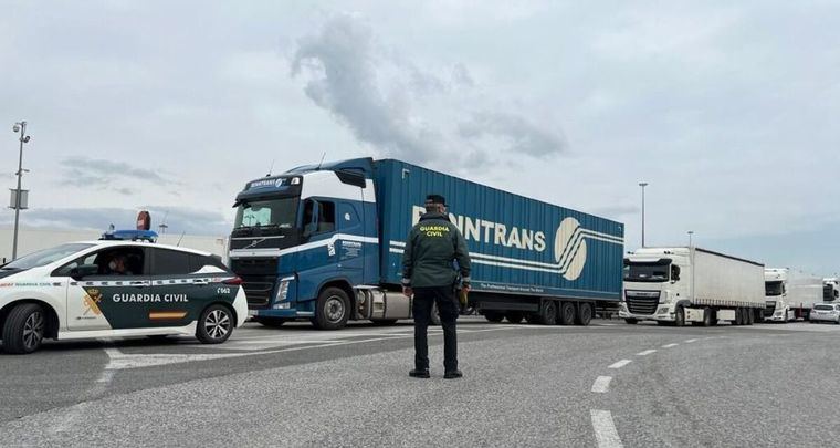 El Gobierno de Castilla-La Mancha organiza dos convoyes para garantizar el pienso a las explotaciones ganaderas de la región