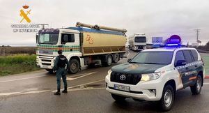 La Guardia Civil escolta un convoy de 115 camiones de Castilla-La Mancha hasta el puerto de Cartagena