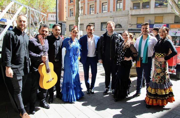Las nuevas coreografías flamencas con música en directo de la compañía de Cristóbal Muñoz llenan de danza de nuevo la Plaza de la Constitución