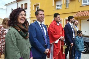 Santiago Cabañero acompaña al alcalde pedáneo de Tinajeros en la misa en honor a la Santa Cruz