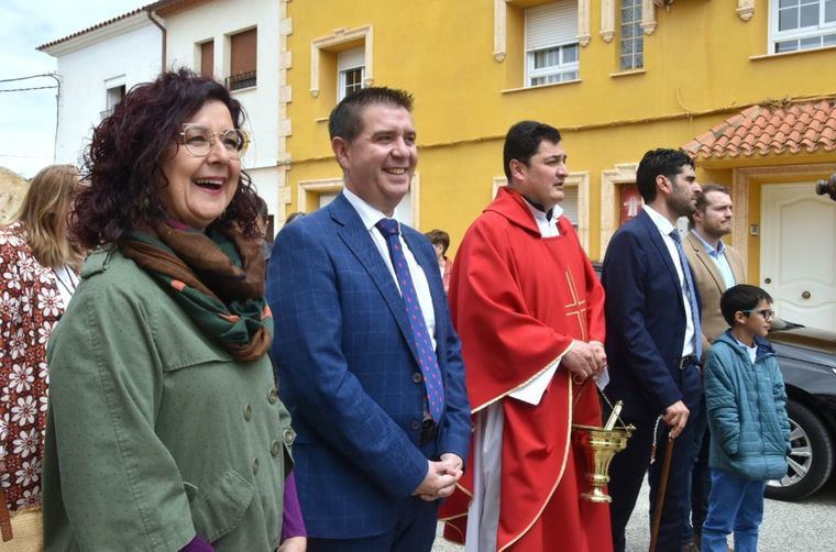 Santiago Cabañero acompaña al alcalde pedáneo de Tinajeros en la misa en honor a la Santa Cruz