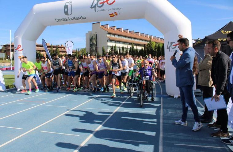 Más de 350 corredores participan en Albacete en la primera carrera popular para conmemorar los 40 años del Estatuto