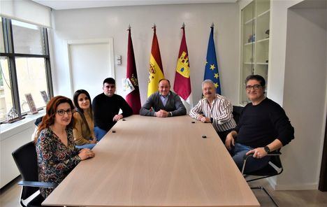El alcalde de Albacete, Emilio Sáez, ha mostrado su apoyo incondicional a la Asociación de Personas Sordas de Albacete