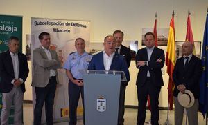 El alcalde destaca los lazos de unión entre Albacete y Defensa y subraya el papel de las Fuerzas Armadas para “garantizar los derechos y libertades de la ciudadanía”