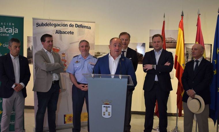 El alcalde destaca los lazos de unión entre Albacete y Defensa y subraya el papel de las Fuerzas Armadas para “garantizar los derechos y libertades de la ciudadanía”