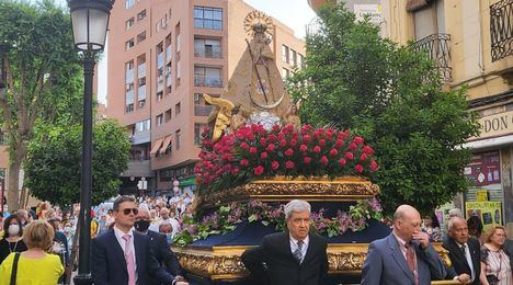 Se ha celebrado la solemne procesión y ofrenda de flores a la Virgen de Los Llanos