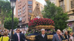 Derriban la estatua del Triunfo de la Virgen de Los Llanos en Albacete durante el montaje de una exposición