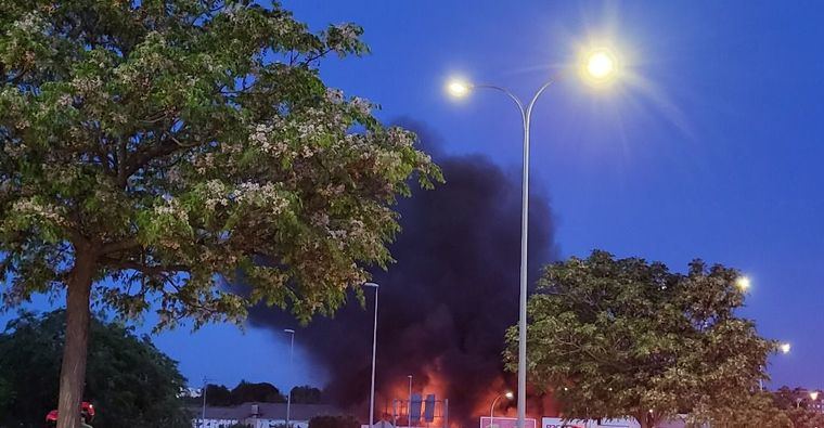 Prácticamente extinguido el incendio en una nave de neumáticos en Albacete