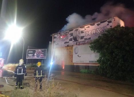 Comienzan las investigaciones sobre las causas del incendio en la nave de neumáticos en Albacete