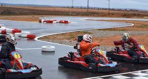 Sucesos.- Una mujer afectada por inhalación de humo tras el incendio en el taller del circuito de karts de Alcalá del Júcar