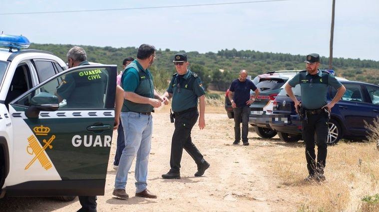 Foto. Guardias civiles realizan labores de inspección en la localidad de Tomelloso.