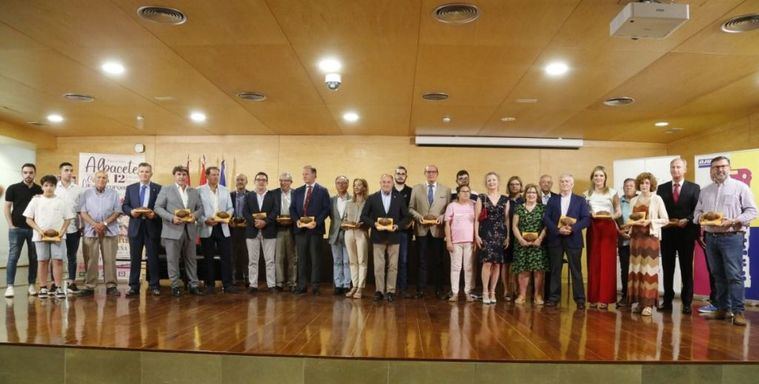El alcalde agradece a Asprona que haya reconocido el incondicional apoyo del Ayuntamiento de Albacete a su corrida de toros que este año alcanza su 50º aniversario