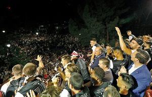 El alcalde felicita al Albacete junto a las 10.000 personas que han festejado el ascenso en la plaza de la Catedral