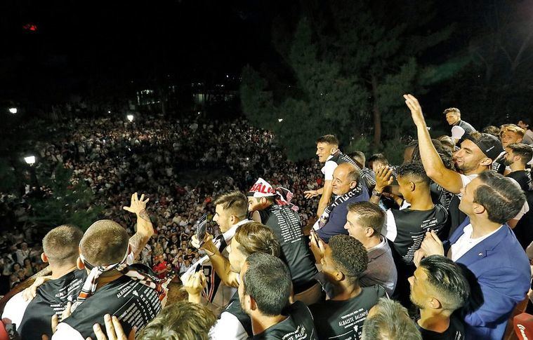 El alcalde felicita al Albacete junto a las 10.000 personas que han festejado el ascenso en la plaza de la Catedral