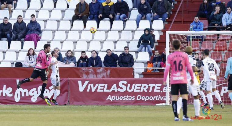 1-2. El Tenerife dejó 'helado' al Albacete que le hizo un buen 'regalo de Reyes'