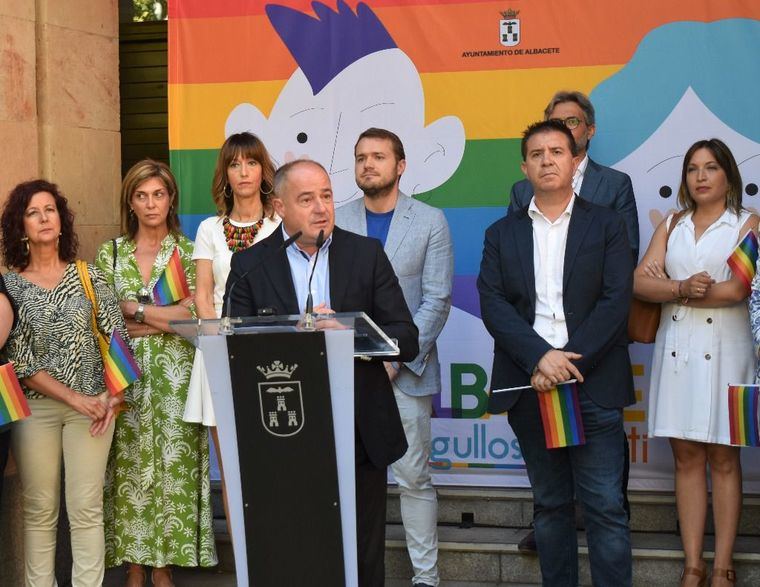 El alcalde asegura que “Albacete es una ciudad orgullosa de su diversidad” y reivindica la “importancia de seguir construyendo sociedades tolerantes”
