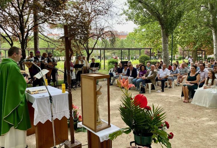 El alcalde de Albacete, Emilio Sáez, ha asistido a la Misa Manchega celebrada en la Fiesta del Árbol