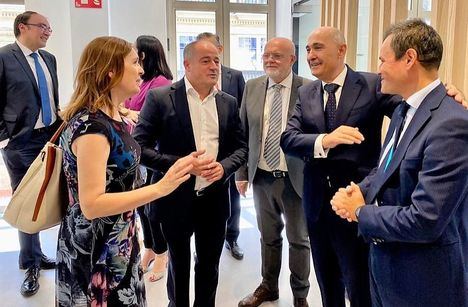 El alcalde de Albacete, Emilio Sáez, ha participado en la apertura oficial de la primera oficina Store Negocios de CaixaBank