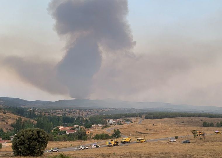 Incendios.- Desalojadas unas 100 personas por el incendio de Casas de Lázaro, que ha calcinado unas 160 hectáreas