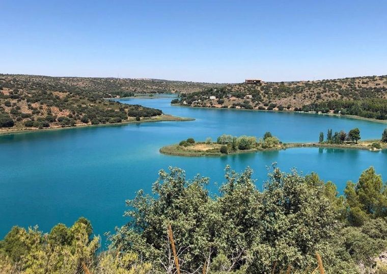 Sucesos.- Trabajan en el rescate de una persona desaparecida en las Lagunas de Ruidera tras volcar la barca en la estaba