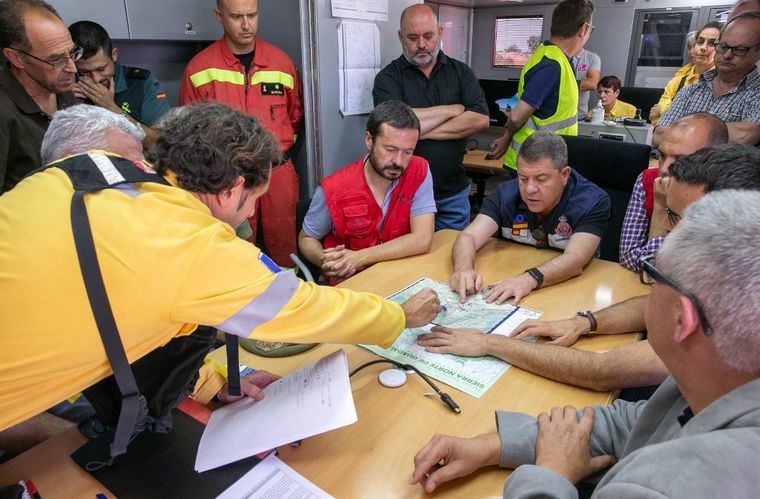 Incendios.- Afectadas 3.000 hectáreas en Valdepeñas de la Sierra y las próximas horas son cruciales para amortiguar su avance