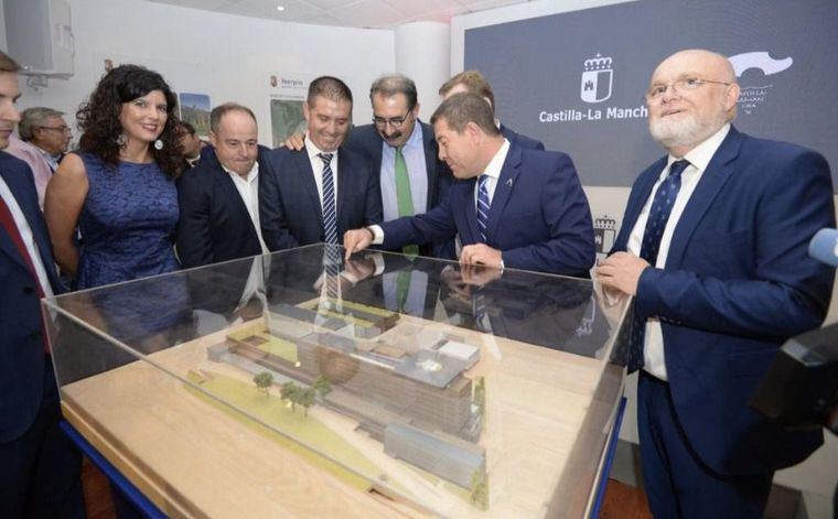 García-Page visita el Servicio de Radiología del Hospital de Albacete y conoce, en Chinchilla, la exposición ‘Los tres centenarios de Chinchilla’