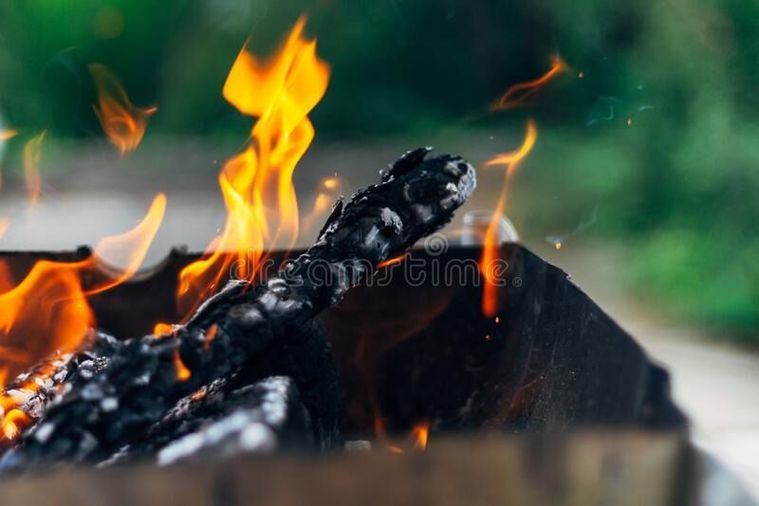 Sucesos.- Trasladado al hospital un herido leve tras un incendio en la barbacoa de su casa 