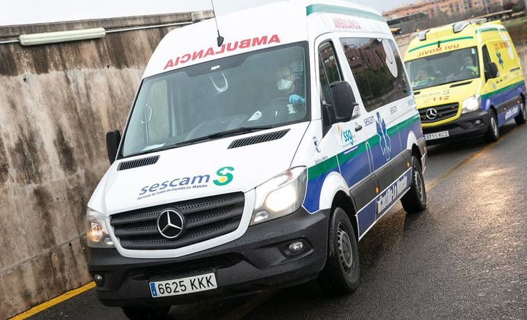 Sucesos.- Heridos una paciente y el conductor de una ambulancia en Tobarra tras sufrir una salida de la carretera