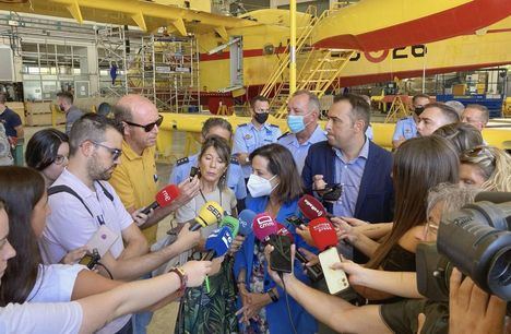El coronel jefe de la Maestranza Aérea de Albacete aprovecha la visita de Robles para reclamar más personal laboral