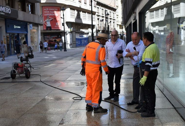El alcalde de Albacete se interesa por los trabajos de puesta a punto del pavimento de la calle Ancha