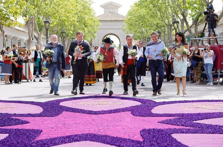 La ofrenda floral a la Virgen de los Llanos llena de folklore el Recinto Ferial de Albacete ante más de 20.000 personas
