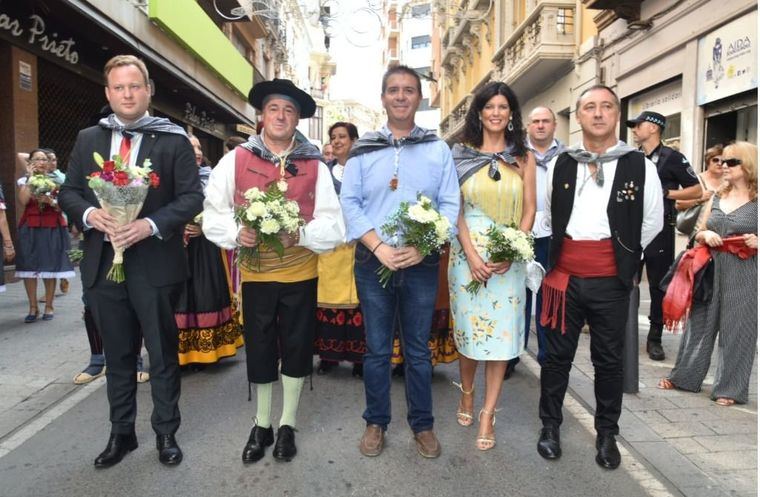 Cabañero elogia “el compromiso de la Peña Templete haciendo grande una Ofrenda que representa el cariño de toda provincia en torno a la Feria de Albacete”