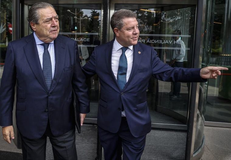 Foto.- El presidente de AVE, Vicente Boluda (i), y el presidente de la Junta de Comunidades de Castilla-La Mancha, Emiliano García-Page (d), 