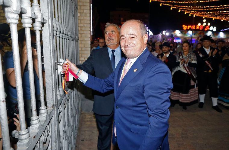 El alcalde cierra la Puerta de Hierros y clausura oficialmente la ‘Feria del Reencuentro’ en Albacete