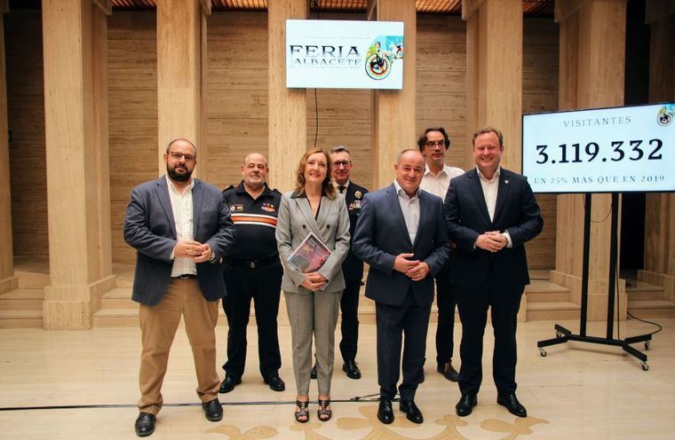 El alcalde afirma que la de 2022 ha sido “la mejor Feria de la historia” con 3,1 millones de visitantes, un 25% más que la de 2019, y una excelente limpieza y seguridad