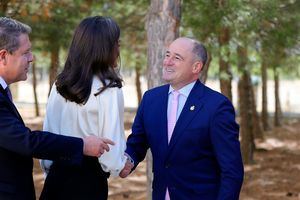El alcalde de Albacete, Emilio Sáez, acompaña a la Reina Letizia en la inauguración del curso de Formación Profesional en el CIFP Aguas Nuevas