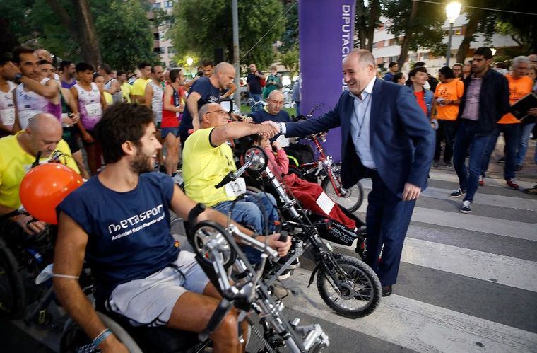 El alcalde, Emilio Sáez Cruz, dio anoche el pistoletazo de salida de la II Carrera Nocturna por la Inclusión