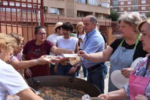 El alcalde de Albacete, Emilio Sáez, ha participado en la tradicional gazpachada popular del barrio de El Pilar