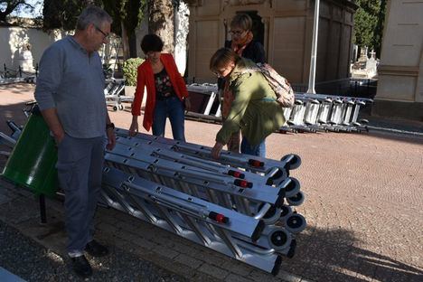 Comienzan a instalarse las nuevas escaleras del Cementerio Municipal ‘Nuestra Señora de los Llanos’