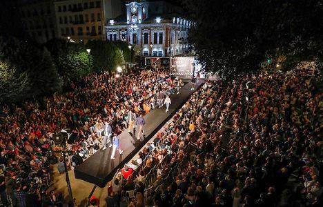 Cabañero reitera el compromiso de la Diputación con el comercio local durante el desfile ‘Zona de Moda’ que ha convertido el centro de Albacete en una gran pasarela