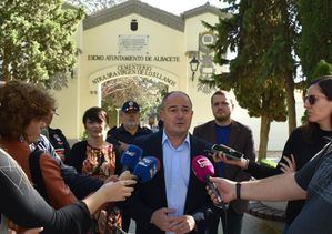 El alcalde anuncia que se redactará un plan director para actuar de forma integral en el cementerio de Albacete