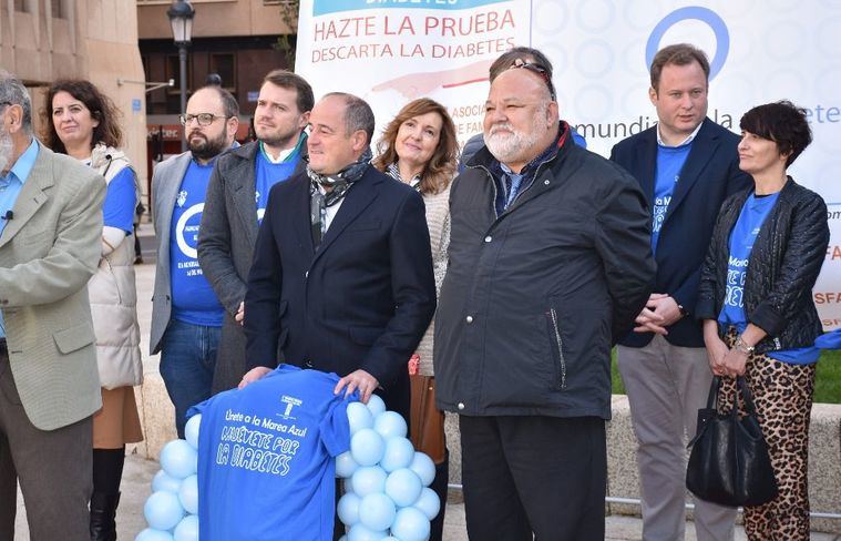 El alcalde agradece a Asfadi su labor de prevención y tratamiento de la diabetes, “que ayuda a mejorar los hábitos saludables y el cuidado de la salud pública”