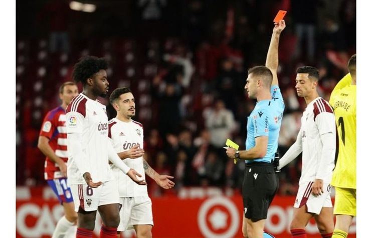 4-0.- El colegiado “granadino” decidió la amplia victoria de los locales ante el Albacete en Los Cármenes