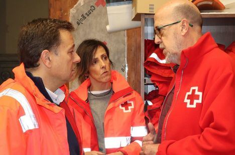 Manuel Serrano agradece a los 40 voluntarios de las Unidades de Emergencia Social de Cruz Roja su labor altruista con las personas sin hogar